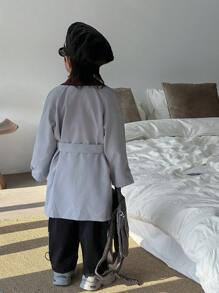 Abrigo informal de gabardina con mangas raglán de color contrastante y doble botonadura para niño pequeño, primavera otoño