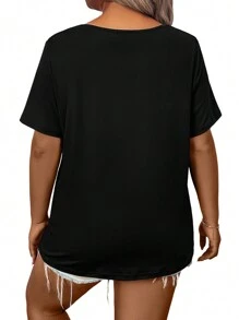 SHEIN LUNE 大码女式夏季翼形字母印花 V 领短袖休闲 T 恤 - 彩色 - 查看 2