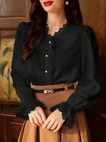 Vintamour 复古优雅女式衬衫，蕾丝拼接，V 领，长喇叭袖，荷叶边下摆和精致的珍珠纽扣，非常适合工作返校服装秋装女式衬衫秋季上衣秋季服装教师服装冬季女士复古服装白色长袖衬衫纽扣衬衫长袖上衣长袖衬衫 - 黑色 - 查看 1