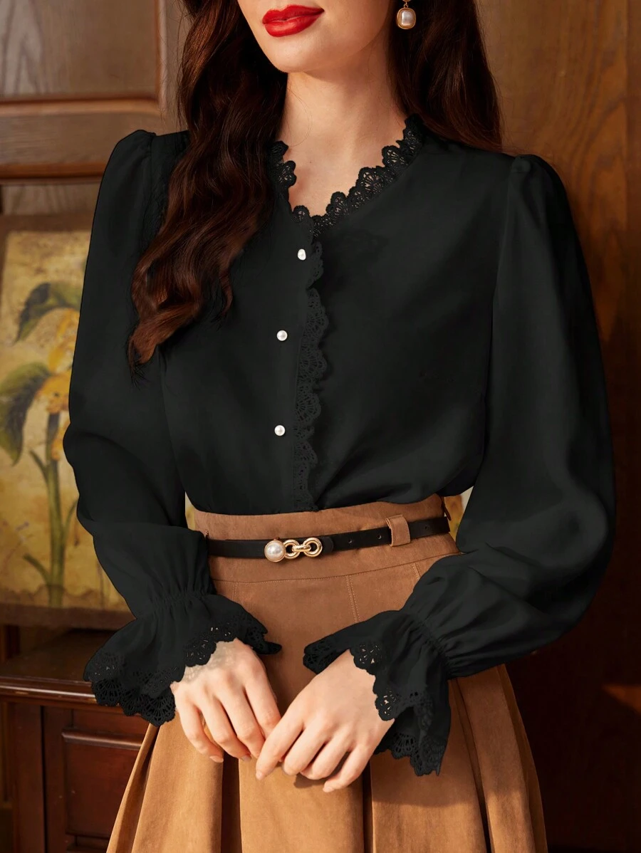 Vintamour 复古优雅女式衬衫，蕾丝拼接，V 领，长喇叭袖，荷叶边下摆和精致的珍珠纽扣，非常适合工作返校服装秋装女式衬衫秋季上衣秋季服装教师服装冬季女士复古服装白色长袖衬衫纽扣衬衫长袖上衣长袖衬衫 - 黑色 - 查看 1