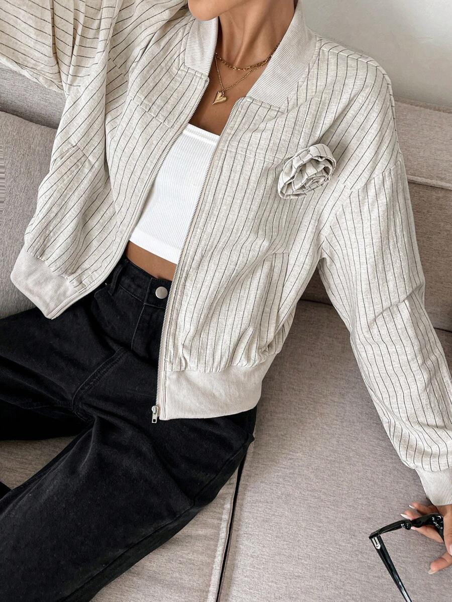SHEIN Frenchy Áo khoác thường ngày có túi trước dài tay trang trí hoa 3D cho nữ - Màu be - Xem 1