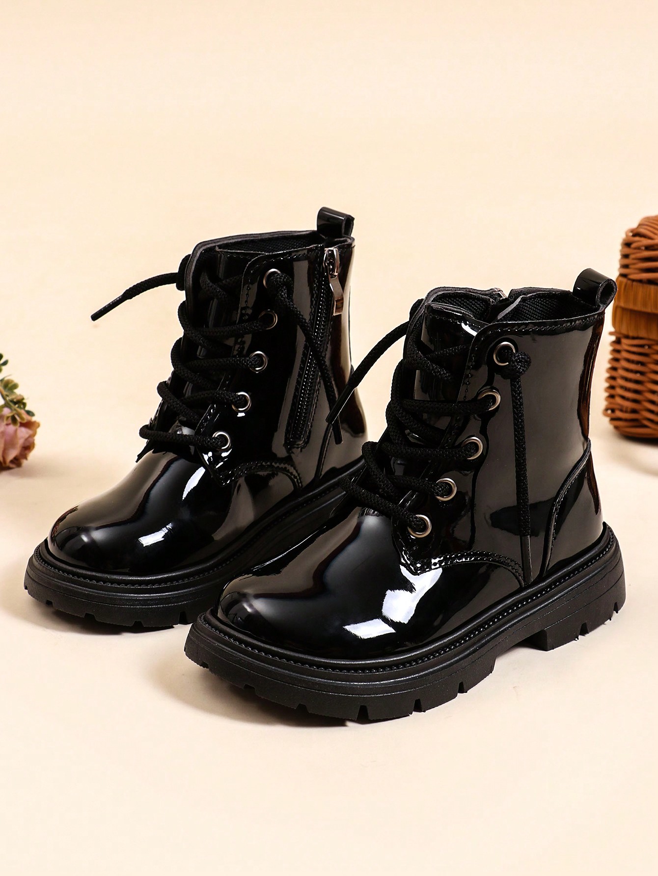 زوج واحد من الأحذية الجلدية اللامعة