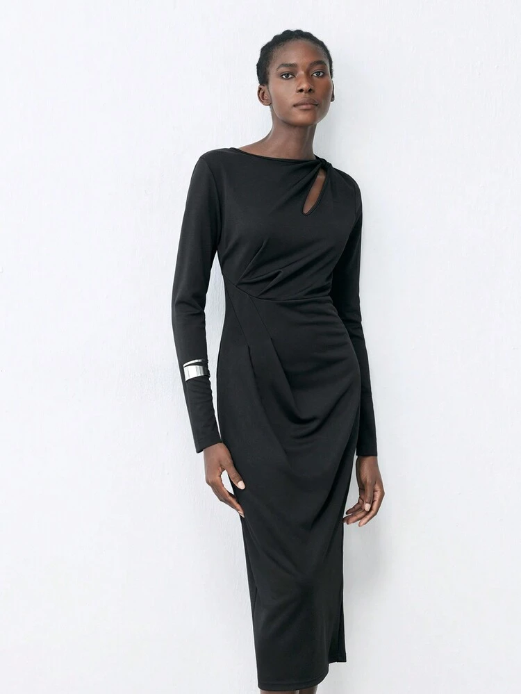 SHEIN Maija Robe en tricot ajustée mi-longue avec col asymétrique tordu, épaules dénudées, plis devant et couleur unie noire pour femmes, à porter au début du printemps/printemps