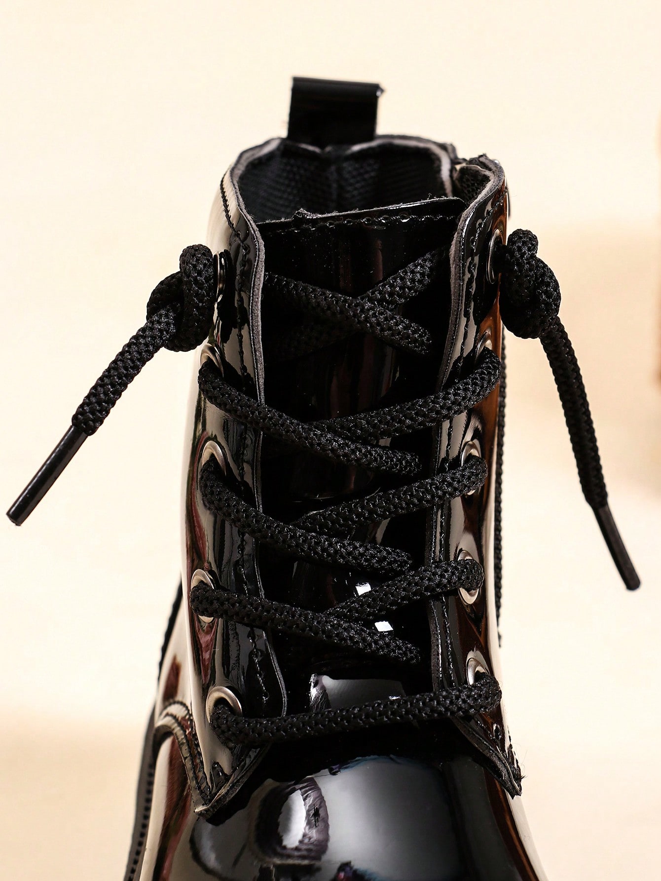 زوج واحد من الأحذية الجلدية اللامعة