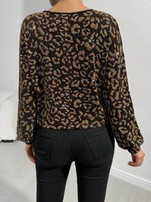 SHEIN Essnce 女式豹纹服装豹纹长袖宽松休闲 T 恤，秋冬豹纹针织 T 恤，圆领，长袖，袖口带状，半短下摆。搭配紧身裤和白色运动鞋，打造完美造型。 - 彩色 - 查看 4