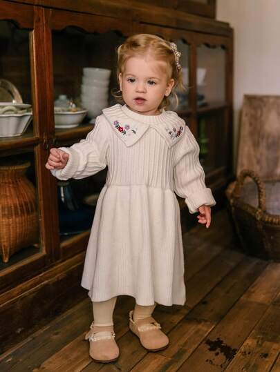 SHEIN Vestido de suéter corto de punto blanco crema con cuello decorativo, estilo campestre simple y casual para bebé niña, con bordado lindo, cómodo y suave, adecuado para uso diario, salidas, viajes, vacaciones, hogar, guardería, juego de bebé niña