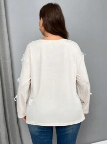 SHEIN Privé T-shirt manches longues pour femmes grandes tailles, confortable et décontracté, col en U, ample, avec nœud papillon, col bateau, en beige - Nude - Voir 2