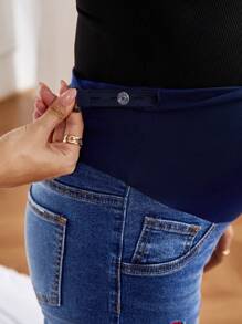 SHEIN Umstandsmode Jeans mit Kontrast-Farbpatchwork, Erdbeerstickerei und Rissen - Mittele Waschung - Übersicht 6
