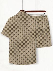 Manfinity Hypemode Conjunto casual de verano para hombres de 2 piezas que incluye camisa de manga corta con botones con estampado de letras y rayas, y pantalón corto con cordón