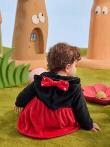 SHEIN Baby Girl Black And Red Cute Cartoon Print Patchwork Warm Plush Hooded Dress With 3D Bow,Autumn Birthday Outings,Holidays,And Parties Casual Dress - Multicolor - View 2