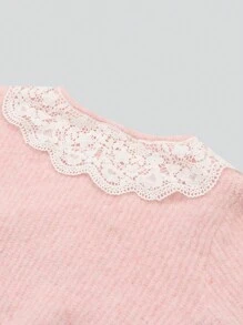 Ensemble élégant pour jeune fille avec imprimé floral en couleurs mélangées en mousseline de soie, avec un cardigan rose bordé de dentelle et un pull à volants assorti avec une jupe. Élégant et confortable pour l'automne et l'hiver
