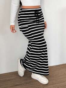 SHEIN EZwear Váy kẻ sọc có túi rút dây cỡ lớn cho nữ - Đen và trắng - Xem 3