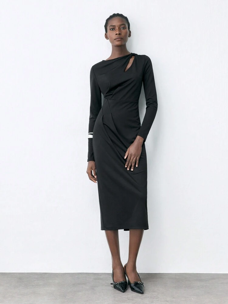 SHEIN Maija Robe en tricot ajustée mi-longue avec col asymétrique tordu, épaules dénudées, plis devant et couleur unie noire pour femmes, à porter au début du printemps/printemps