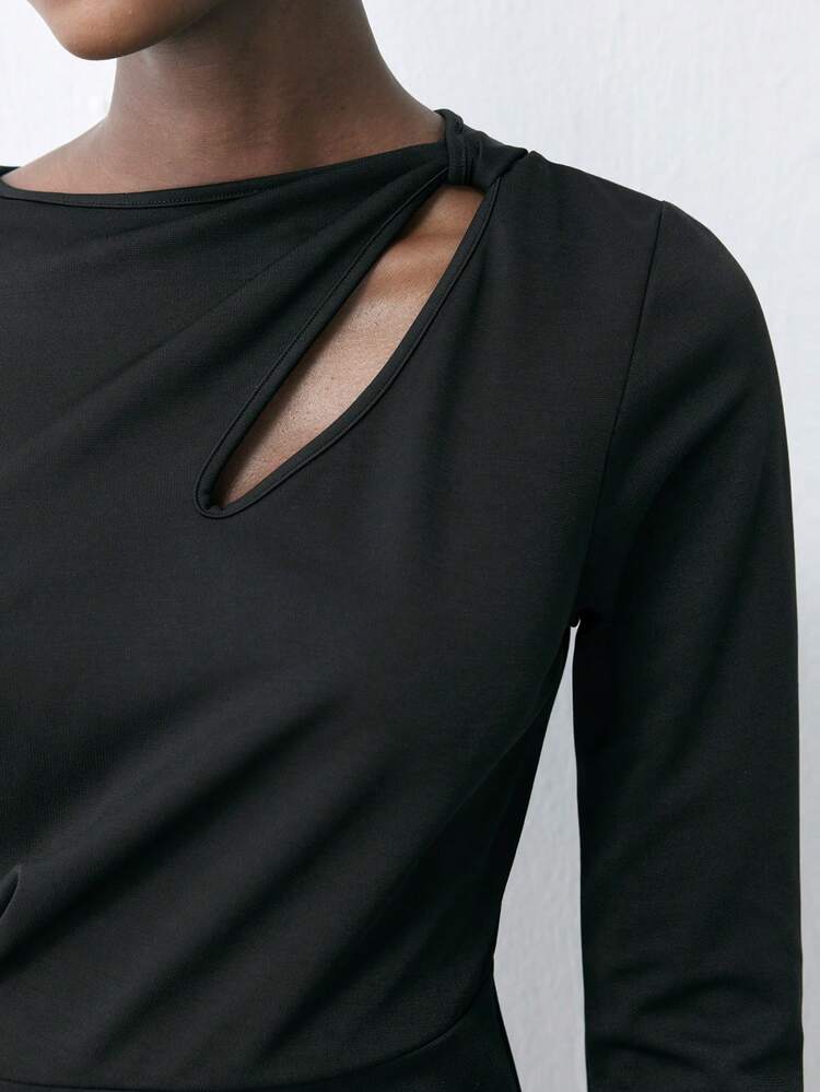 SHEIN Maija Robe en tricot ajustée mi-longue avec col asymétrique tordu, épaules dénudées, plis devant et couleur unie noire pour femmes, à porter au début du printemps/printemps