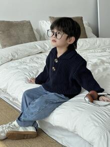 年轻男孩优雅领口纯色海军蓝粗针织毛衣 - 精致的领口设计散发出正式的外观，而海军蓝色调则传达出一种平静、庄重的风格。粗针织纹理展现出品质和触感，简洁、百搭的轮廓适合各种场合。这款毛衣非常适合上学或在家休闲，为年轻男孩提供多种造型选择，以展现不同的魅力和风格。