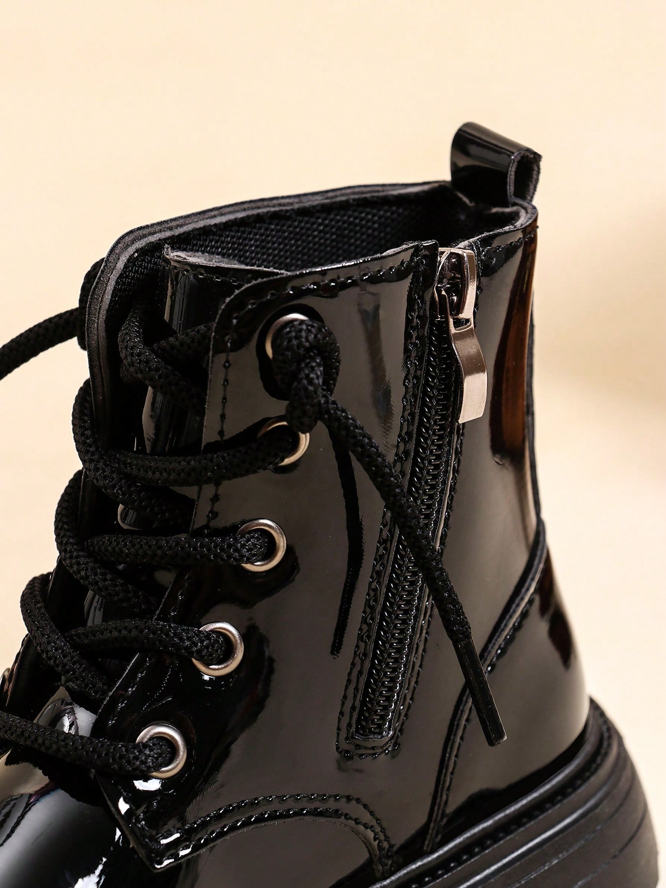 زوج واحد من الأحذية الجلدية اللامعة