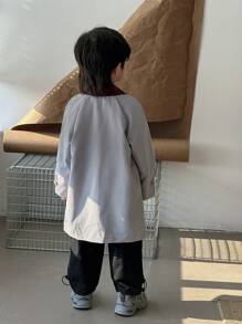 Abrigo informal de gabardina con mangas raglán de color contrastante y doble botonadura para niño pequeño, primavera otoño