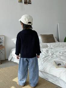 年轻男孩优雅领口纯色海军蓝粗针织毛衣 - 精致的领口设计散发出正式的外观，而海军蓝色调则传达出一种平静、庄重的风格。粗针织纹理展现出品质和触感，简洁、百搭的轮廓适合各种场合。这款毛衣非常适合上学或在家休闲，为年轻男孩提供多种造型选择，以展现不同的魅力和风格。