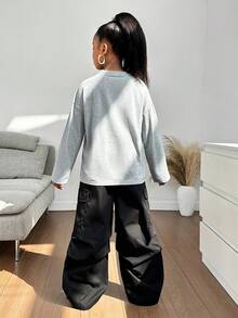 SHEIN 两件套少女秋冬印花宽松落肩T恤和带口袋装饰的工装裤休闲运动套装，灰色上衣和黑色裤子 - 淺灰色 - 查看 2