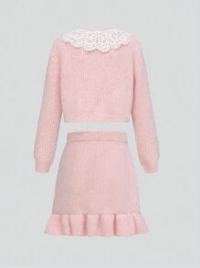 Ensemble élégant pour jeune fille avec imprimé floral en couleurs mélangées en mousseline de soie, avec un cardigan rose bordé de dentelle et un pull à volants assorti avec une jupe. Élégant et confortable pour l'automne et l'hiver