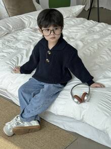 年轻男孩优雅领口纯色海军蓝粗针织毛衣 - 精致的领口设计散发出正式的外观，而海军蓝色调则传达出一种平静、庄重的风格。粗针织纹理展现出品质和触感，简洁、百搭的轮廓适合各种场合。这款毛衣非常适合上学或在家休闲，为年轻男孩提供多种造型选择，以展现不同的魅力和风格。