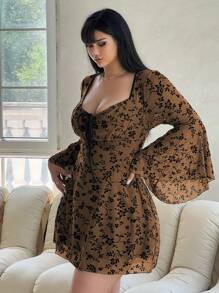 Flirla Vestido corto de moda con cuello de corazón, mangas acampanadas y estampado floral para mujer de talla grande