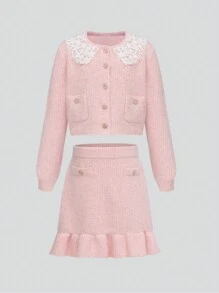 Ensemble élégant pour jeune fille avec imprimé floral en couleurs mélangées en mousseline de soie, avec un cardigan rose bordé de dentelle et un pull à volants assorti avec une jupe. Élégant et confortable pour l'automne et l'hiver