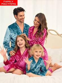 SHEIN Bata larga y cómoda para mujer en color rojo rosa sólido de terciopelo, con bordado de letra en inglés en la parte posterior