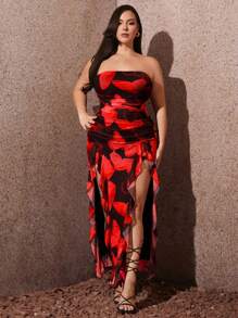 SHEIN SXY Vestido sin tirantes con abertura alta, ruedo con volantes y estampado de mariposa, talla grande para vacaciones de verano - Rojo - Ver 3