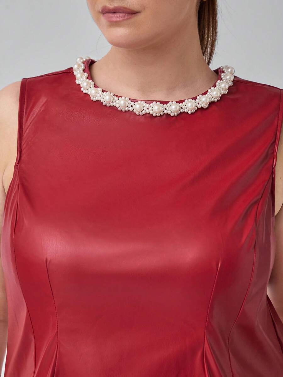 SHEIN Clasi Gaun Mini Kulit Sintetis Vegan Tanpa Lengan dengan Kerah Mutiara Ukuran Plus - Burgundy - View 1