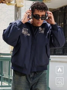 Manfinity EMRG Abrigo casual acolchado de cuello alto con cremallera frontal, manga larga y estampado de letras para hombres, ropa de vuelta al colegio, chaqueta bomber