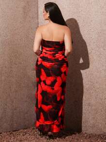 SHEIN SXY Vestido sin tirantes con abertura alta, ruedo con volantes y estampado de mariposa, talla grande para vacaciones de verano - Rojo - Ver 2