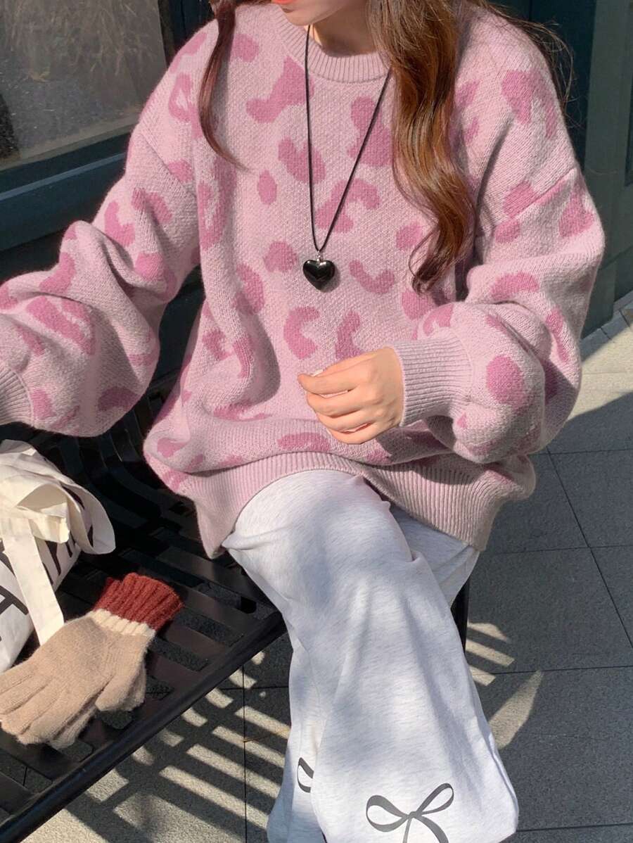 DAZY Suéter de cuello redondo para mujer con patrón de leopardo jacquard de color contrastante, blusas de manga larga para el Día de San Valentín, ropa de mujer de otoño - Rosa - Ver 1