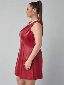 SHEIN Clasi Gaun Mini Kulit Sintetis Vegan Tanpa Lengan dengan Kerah Mutiara Ukuran Plus - Burgundy - View 6