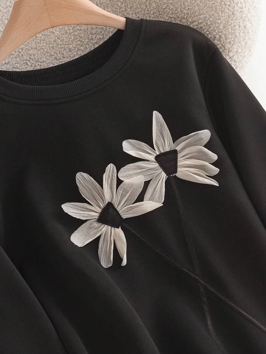 SHEIN Frenchy 大码圆领长袖 3D 花卉装饰简约休闲运动衫 - 彩色 - 查看 1