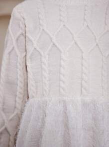 SHEIN Kleine Mädchen Kleid mit cremeweiß einfarbiger Patchwork, flauschiger strukurierte Zopfstrick-Optik und Langarm