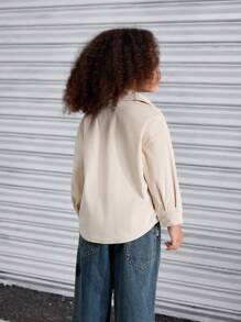SHEIN Explorewe Áo khoác sơ mi vải nhung màu hoa mai có túi nắp cho bé gái, đơn giản và thanh lịch, thích hợp làm áo khoác ngoài nhẹ nhàng Xuân/Hè, lý tưởng cho những dịp thường ngày, du lịch ngoài trời, hoạt động ngoài trời, thích hợp cho mùa Xuân/Thu - Nhiều màu - Xem 2