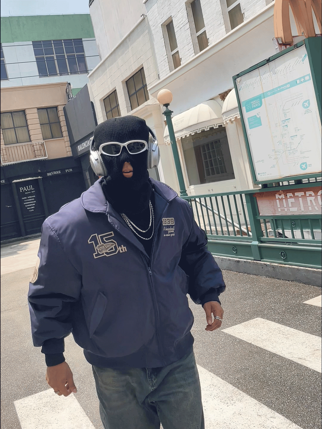 Manfinity EMRG Abrigo casual acolchado de cuello alto con cremallera frontal, manga larga y estampado de letras para hombres, ropa de vuelta al colegio, chaqueta bomber