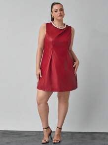 SHEIN Clasi Gaun Mini Kulit Sintetis Vegan Tanpa Lengan dengan Kerah Mutiara Ukuran Plus - Burgundy - View 2