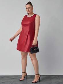 SHEIN Clasi Gaun Mini Kulit Sintetis Vegan Tanpa Lengan dengan Kerah Mutiara Ukuran Plus - Burgundy - View 5