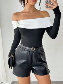 Chiquease Damen Kontrastfarbiges 3D Blumen Dekor Off-Shoulder Langarm T-Shirt - Schwarz - Übersicht 6