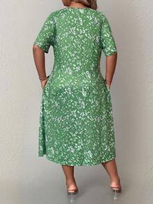 SHEIN 大码女式碎花圆领短袖连衣裙 - 綠色 - 查看 2