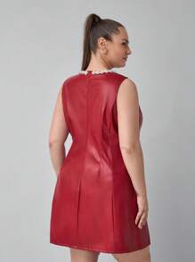 SHEIN Clasi Gaun Mini Kulit Sintetis Vegan Tanpa Lengan dengan Kerah Mutiara Ukuran Plus - Burgundy - View 4