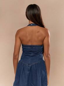 MISSGUIDED Vestido corto de mezclilla ajustado y de vuelo con cuello de halter - Azul - Ver 2