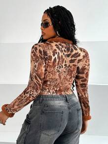 Maweii Blusa de talla grande para mujer con estampado de leopardo y parches, con detalles contrastantes y esponjosos