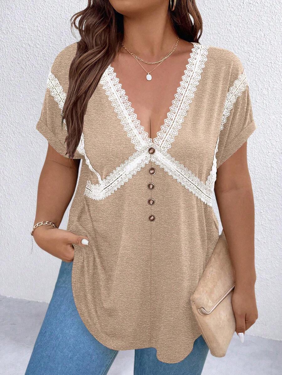 SHEIN LUNE 大码女式拼色蕾丝拼接短袖 T 恤 - 卡其色 - 查看 1