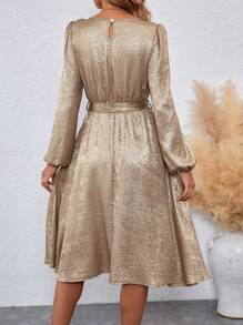 Chiquease Vestido largo de manga larga con escote redondo, cintura marcada y lazo para mujer con brillo metálico para fiestas y celebraciones de Año Nuevo - Dorado - Ver 2