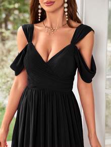 简约褶裥缎面雪纺露肩水钻V领开衩下摆连衣裙，伴娘礼服，婚礼黑色春季款 - 黑色 - 查看 3