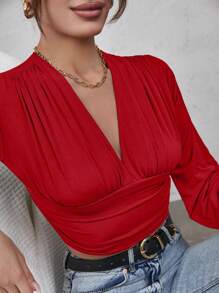 RueChic Blusa feminina cropped plissada de cor sólida com decote em V, mangas bufantes e modelagem moderna. - Vermelho - Ver 4