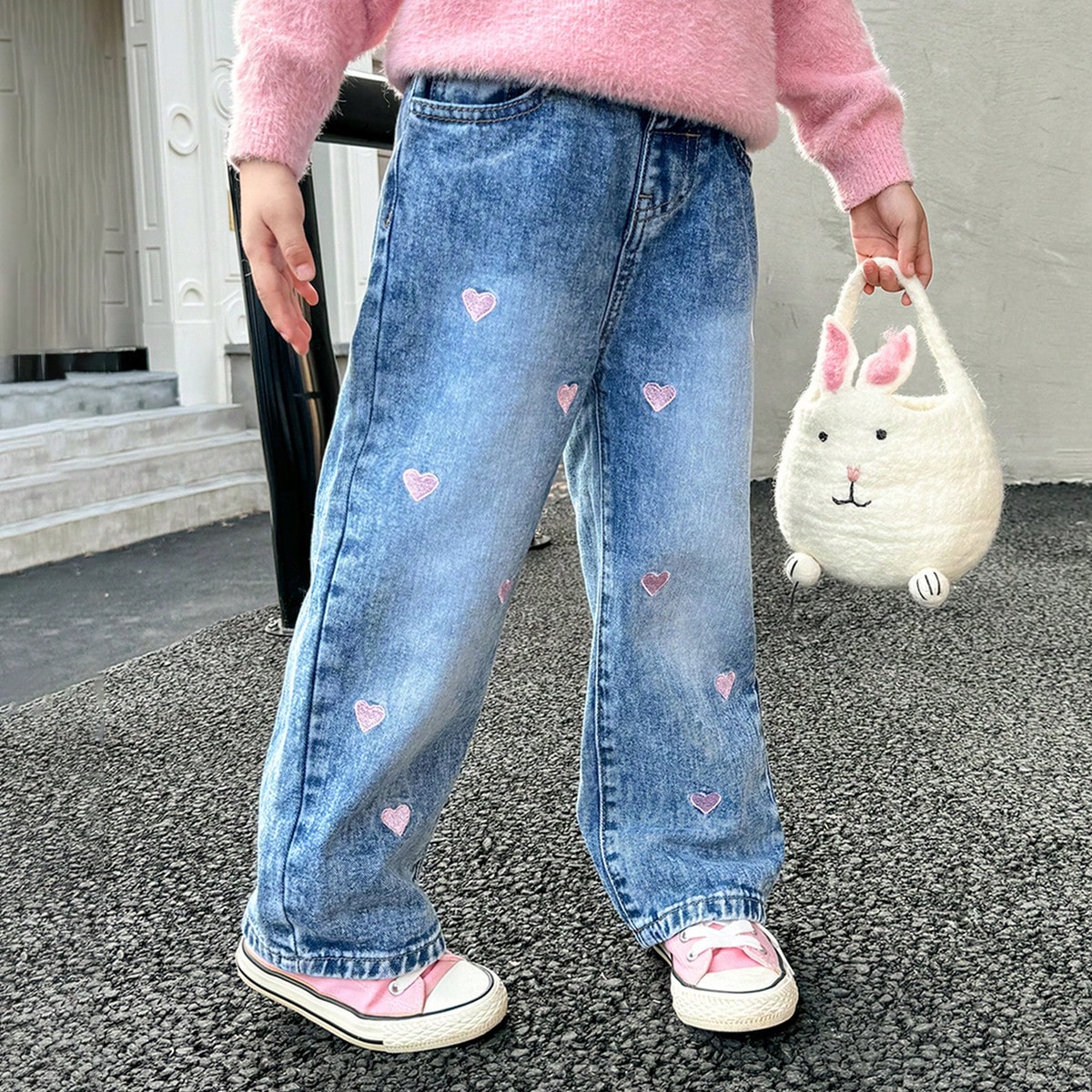Jeans casuales de pierna recta y corte holgado con bordado de corazón de estilo moderno para niña joven